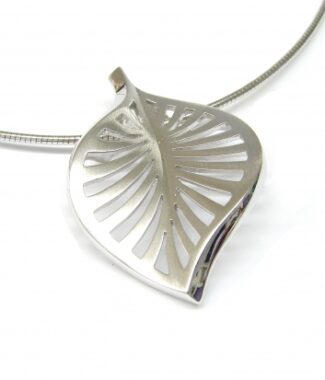 sterlig silver leaf motif pendant